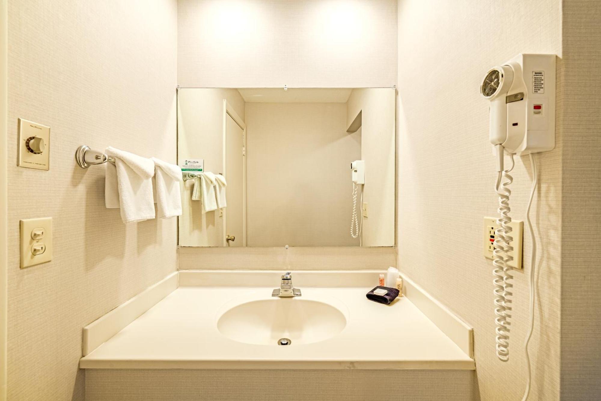 Town & Country Inn & Resort Gorham Bagian luar foto